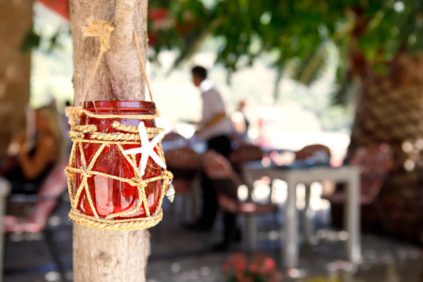 Café al aire libre, mesa puesta para un luncho en un día soleado y cálido. Ciudad o pueblo mediterráneo
 - Foto, imagen