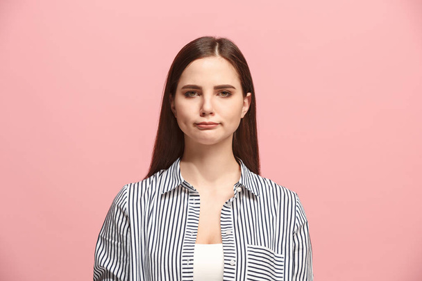 Beautiful woman looking suprised and bewildered isolated on pink - Фото, зображення