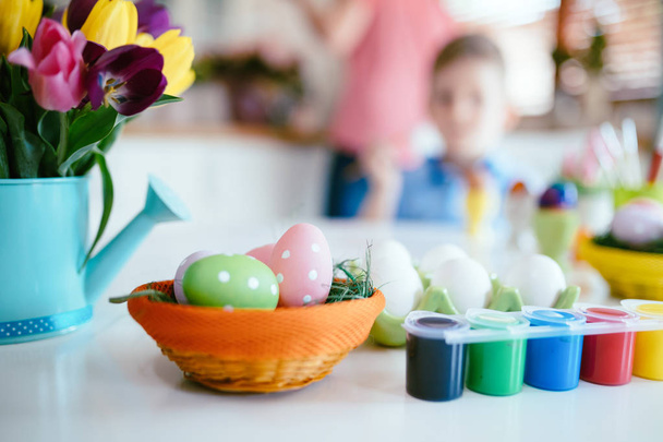 Painting beautiful eggs for easter holiday celebration - Foto, afbeelding