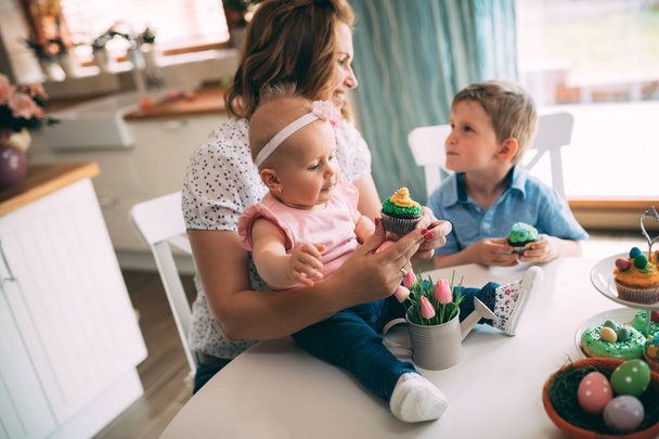  children with mother eating cupcakes - Fotoğraf, Görsel