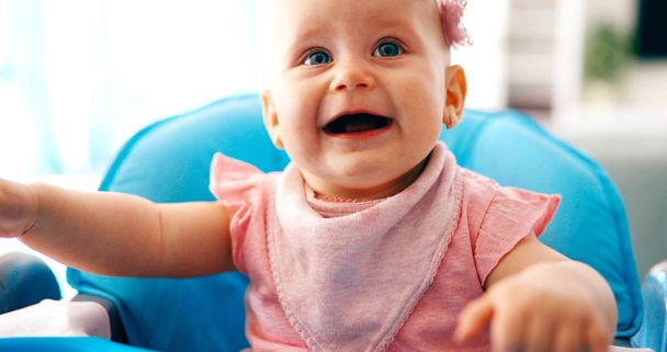 muotokuva söpö pieni vauva tyttö vaaleanpunainen keula kukka hänen päänsä
 - Valokuva, kuva