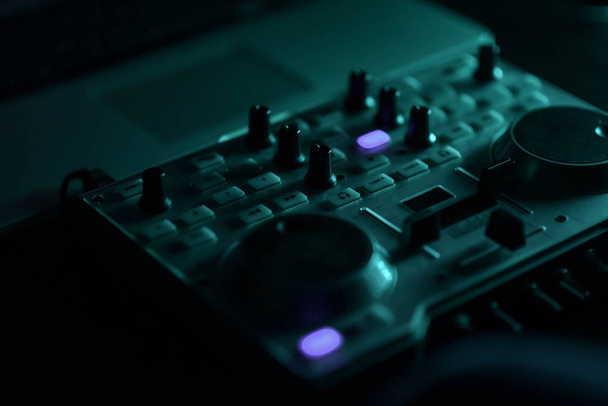 DJ mixer disco iluminado por holofotes
 - Foto, Imagem