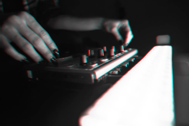 DJ mixer disco verlicht door zoeklichten - Foto, afbeelding