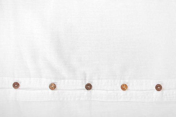 camisa casual branca com o botão de casca de coco
 - Foto, Imagem