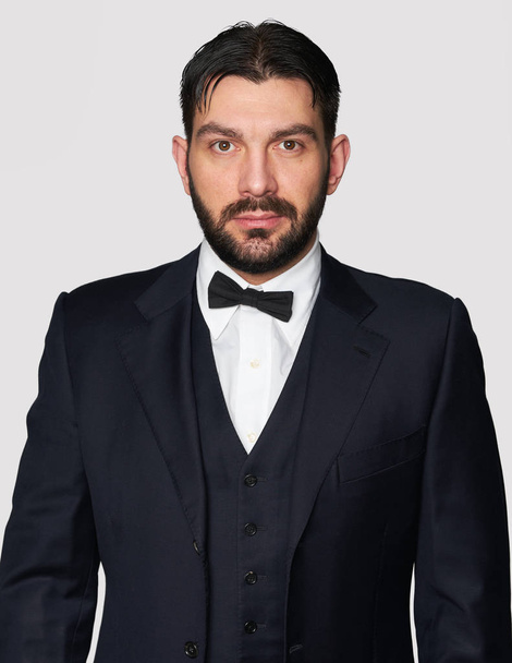 bearded man wearing classic suit and bow tie - Foto, Bild