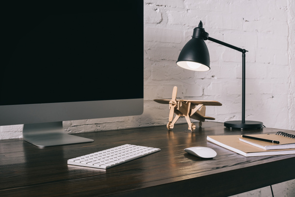 ordinateur de bureau avec écran blanc et modèle de plan en bois sur le lieu de travail
  - Photo, image