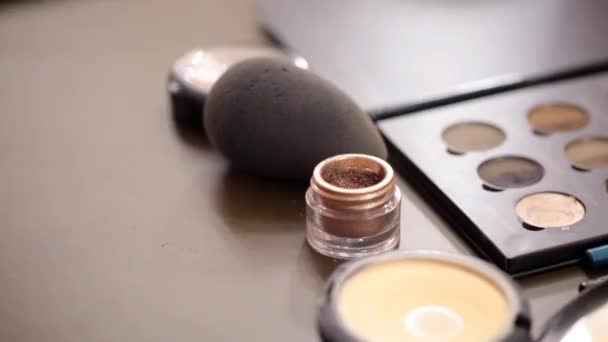 Zbliżenie na brush makijaż przesuwając na cienie do powiek - Materiał filmowy, wideo