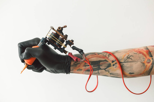 the red wires tatto machine - Foto, imagen