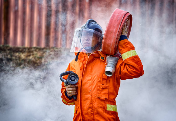 Ratownictwa pożaru szkolenia strażaków w mundurze, nosić  - Zdjęcie, obraz