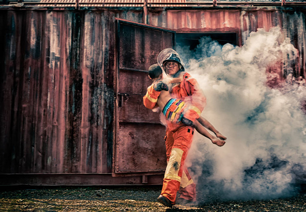 Acil yangın kurtarma eğitim, itfaiyeciler çocuk bu kaydedin - Fotoğraf, Görsel