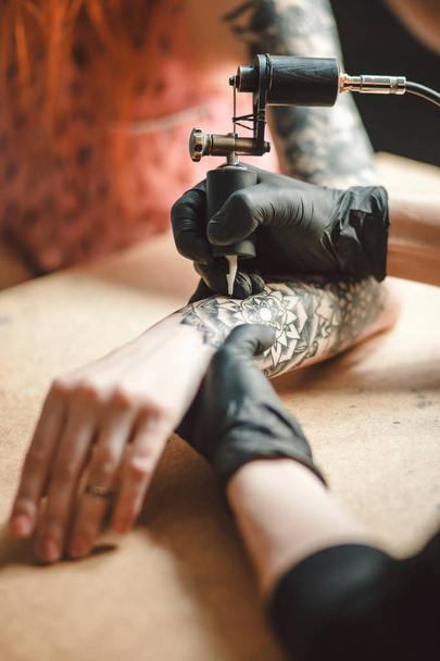 tattoo artist makes tattoo - Φωτογραφία, εικόνα