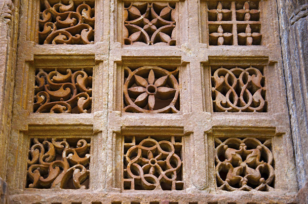 Kő faragványok a külső fal Jami Masjid (mecset), UNESCO által védett Champaner - Pavagadh Régészeti Park, Gujarat, India. - Fotó, kép