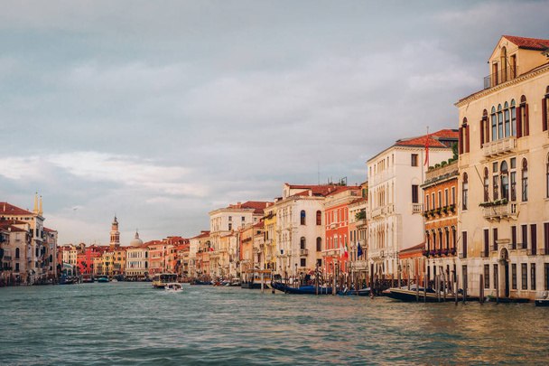 Канал в Венеции, Италия. Архитектура Венеции
 - Фото, изображение