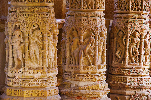 Tallando detalles en la pared exterior del Templo del Sol. Construido en 1026 - 27 dC durante el reinado de Bhima I de la dinastía Chaulukya, Modhera, Mehsana, Gujarat
 - Foto, imagen