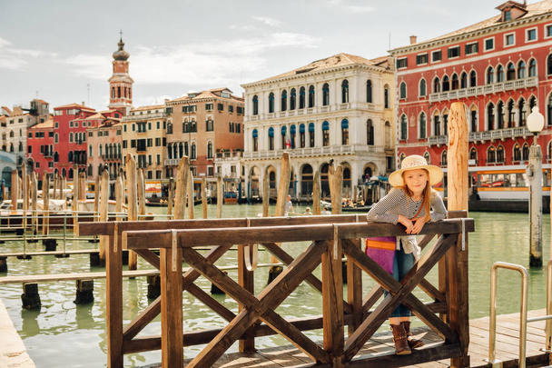 Menina brincando nas ruas de Veneza. Viagem em família com crianças
 - Foto, Imagem
