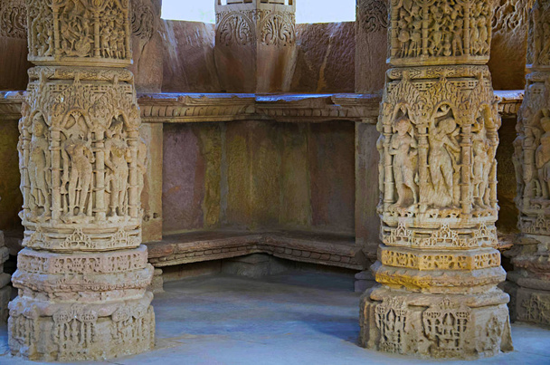 Σκάλισμα λεπτομέρειες στον εξωτερικό τοίχο της στο ναό του ήλιου. Χτισμένο σε 1026-27 Μ.χ. κατά τη διάρκεια της Βασιλείας του Bhima της δυναστείας των Chaulukya, Modhera, Mehsana, Γκουτζαράτ - Φωτογραφία, εικόνα