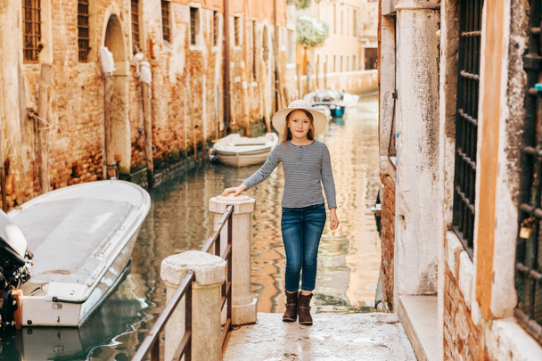 Little girl playing on the streets of Venice. Family travel with children - 写真・画像