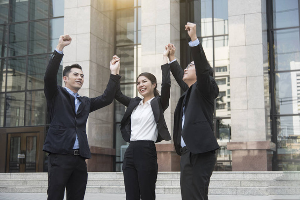 firmy pracy zespołowej ręce do góry. pojęcie świętowania sukcesów pracy - Zdjęcie, obraz