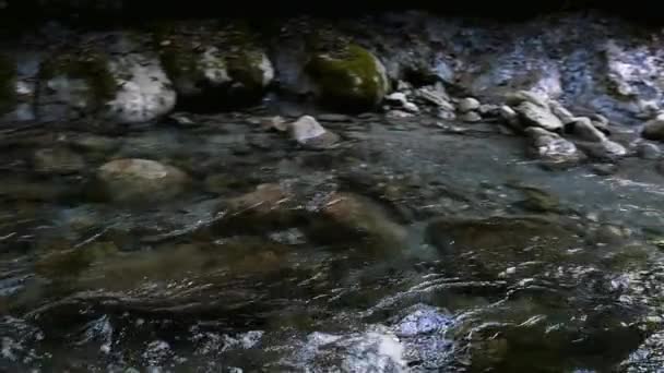 Pirinéus bascos, cachoeira nos desfiladeiros de Kakuetta. câmara lenta
 - Filmagem, Vídeo