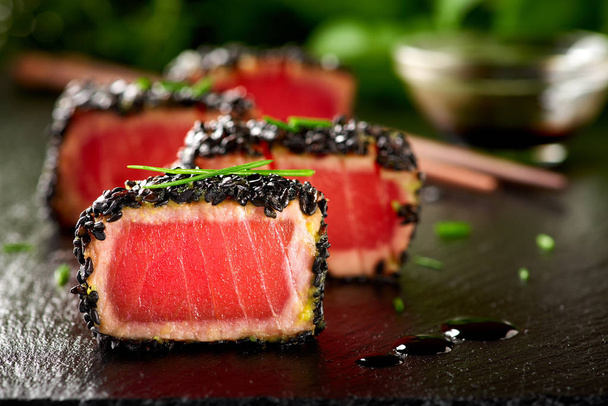Stek z tuńczyka smażone w czarny sezam pałeczkami - Zdjęcie, obraz