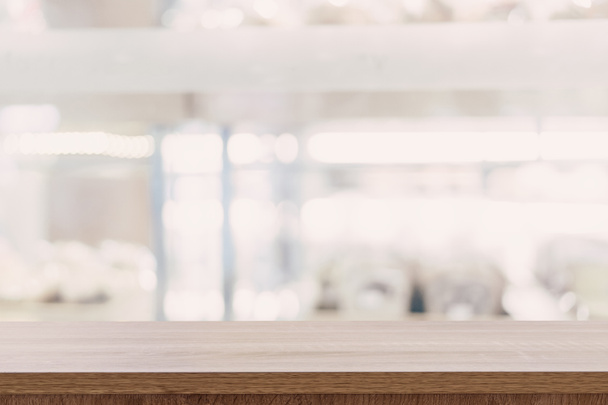 Üres fából készült asztallap homályos modern bevásárlóközpont backgro - Fotó, kép