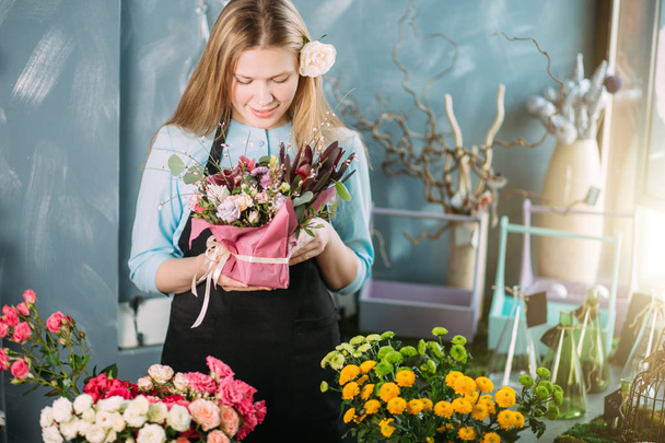 shot of teenager holding flowers indoor - Fotografie, Obrázek
