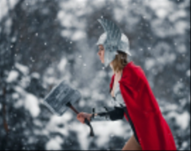 Mujer a imagen del Dios germánico-escandinavo del trueno y la tormenta va con martillo en la mano. Cosplay.
. - Foto, imagen