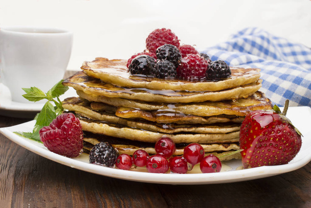 Delicious pancakes with berries and maple syrup. Top - Zdjęcie, obraz