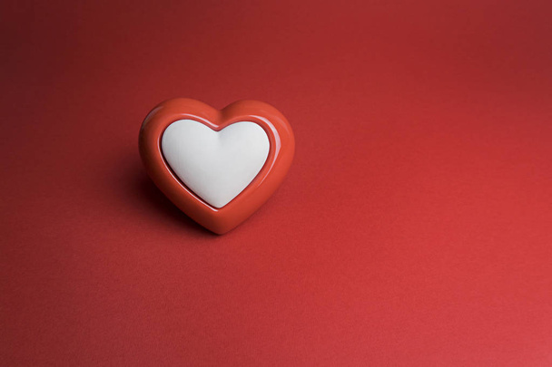 Corazón rojo sobre fondo rojo - Foto, Imagen