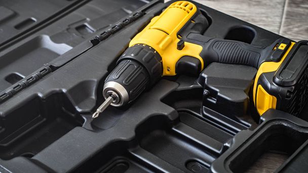 hand electric tool: a yellow screwdriver in a molded black box - Фото, зображення