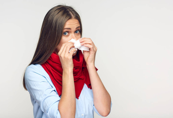 Krankheit Frau pustet seine Nase in Papiertaschentuch  - Foto, Bild
