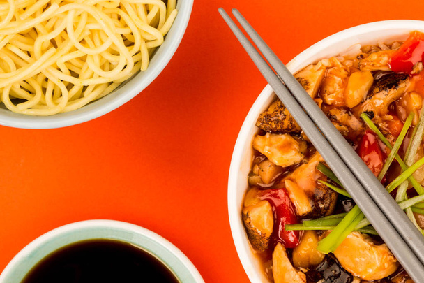 Pollo dolce e acido di stile cantonese con riso
 - Foto, immagini