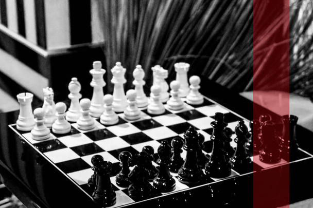Siyah beyaz arka planda güzel ve şık satranç tahtası - Fotoğraf, Görsel