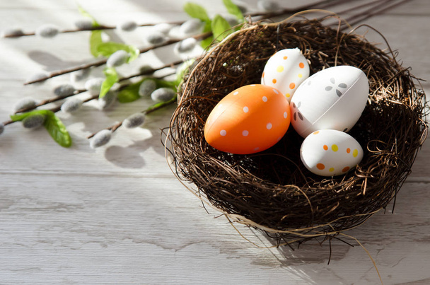Ευτυχισμένος Πασχαλινή διακόσμηση, αυγά σε φωλιά - Φωτογραφία, εικόνα