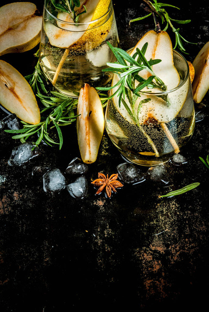 Sweet pear and rosemary cocktail - Foto, immagini
