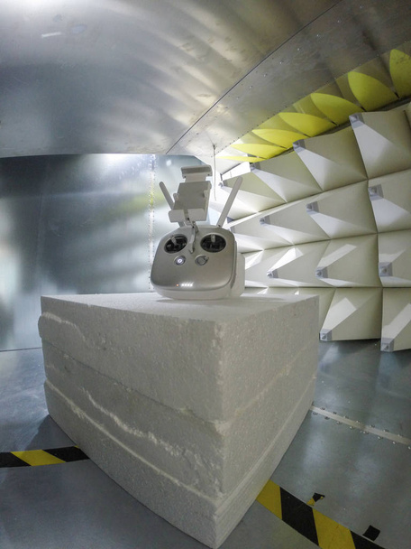 Ασύρματο χειριστήριο προετοιμασμένοι για δοκιμές Emc στο κελί Gtem - Φωτογραφία, εικόνα