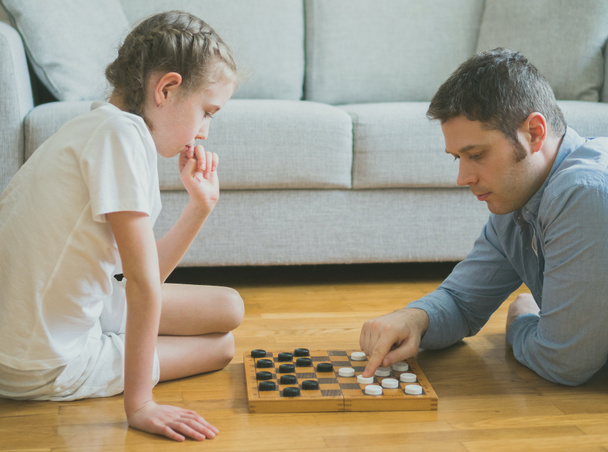 Vater und Tochter beim Schachbrettspiel. - Foto, Bild