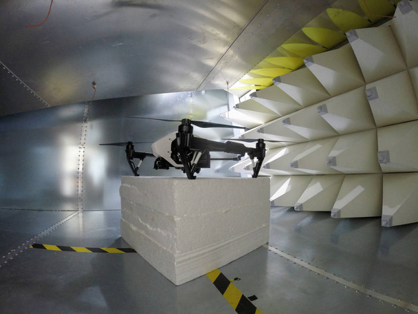 Kompatybilność elektromagnetyczna drone quadcopter testowanie wewnątrz komora GTEM - Zdjęcie, obraz