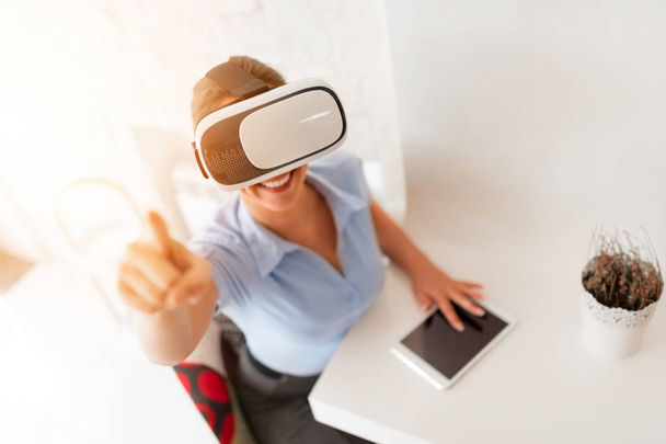 Happy businesswoman using virtual reality glasses in a cafe. - Zdjęcie, obraz