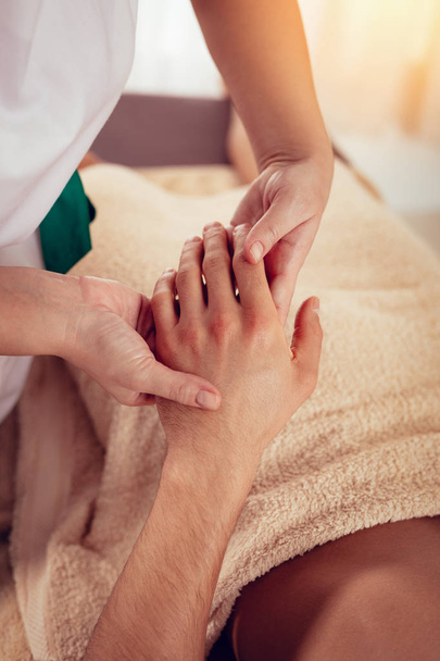 Man genieten tijdens een ontspannen massage in de spa.  - Foto, afbeelding