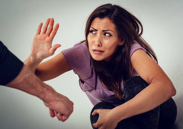 Agresivní muž je fyzicky zneužívá svou ženu.  - Fotografie, Obrázek