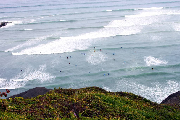 Surfista en el Pacífico frente a Lima
 - Foto, Imagen