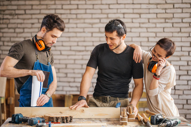 carpenter with students in woodworking workshop - Φωτογραφία, εικόνα