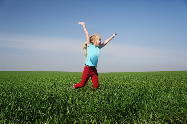 girl jumping on field - Foto, imagen