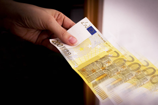 банкнота в двісті євро
 - Фото, зображення