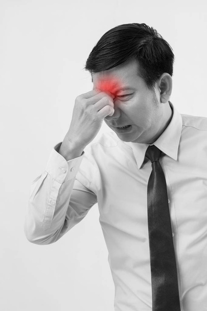 enfermo, estresado, hombre sobrecargado con dolor de cabeza en los senos paranasales, visión borrosa
 - Foto, imagen