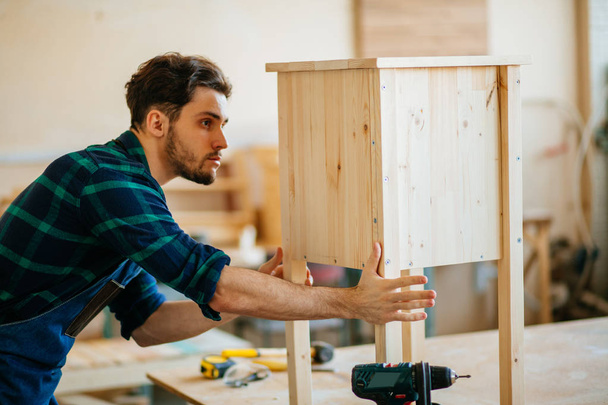 ahşap tahta düzgünlüğünü Atölyesi'nde test marangoz - Fotoğraf, Görsel