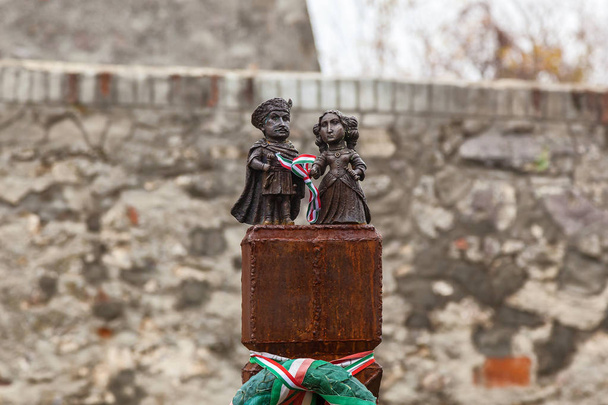 Mini-statue of Countess Ilona Zrini and Count Imre Tekeli in castle Palanok, Mukachevo, Ukraine - Fotografie, Obrázek