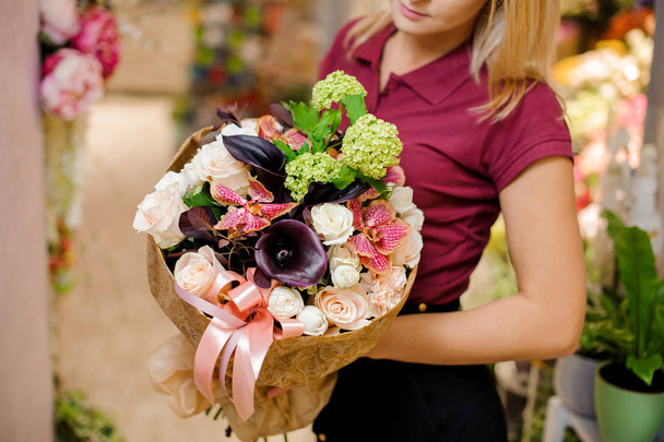 girl holding a bouquet of roses, callas, orchid and hydrangea - Foto, Imagem