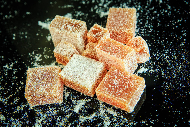 marmelades d'orange éparses enduites de sucre sur fond miroir noir d'en haut
 - Photo, image